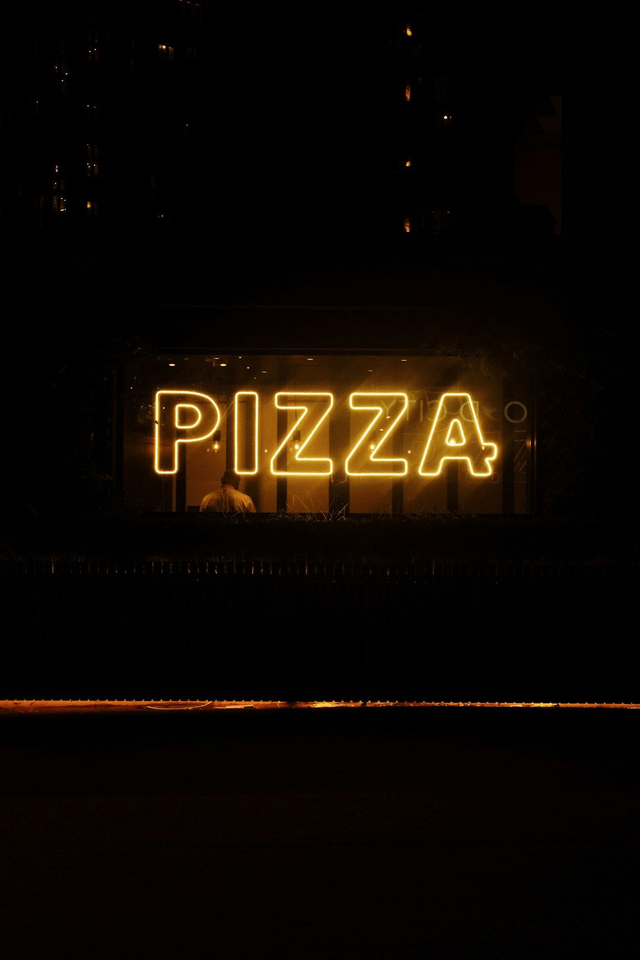 Pizza bianca met mozzarella ansjovis en kappertjes